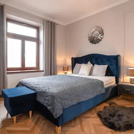 Kolegialna 8