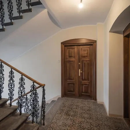 Kolegialna 8 Apartment *